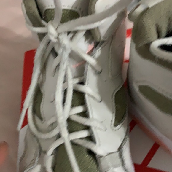 Hi you guys I have a shoe for sell it is a Michael Jordan shoe so if you want it - Picture 6 of 7